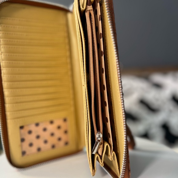 Wristlet - Picture 11 of 16